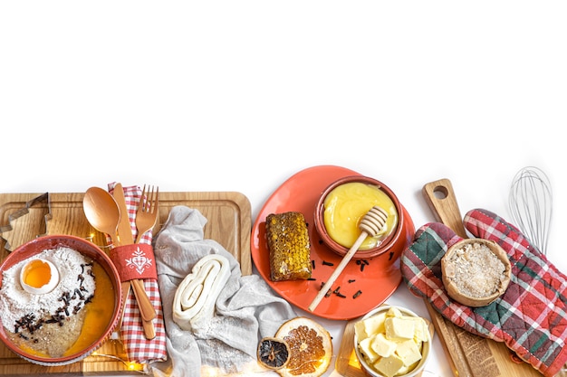 Stół zastawiony potrawami