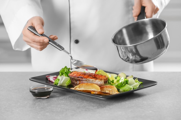 Kucharz przygotowujący danie